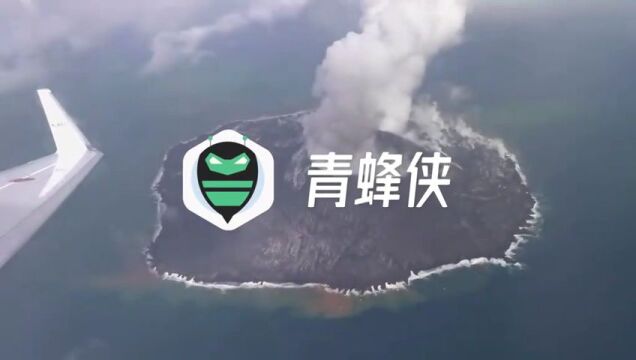 日本一火山喷发,周围海水变成棕褐色和绿色