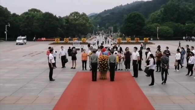 湖南韶山毛主席铜像广场云南邓先生全家拜谒毛主席敬献花篮三鞠躬