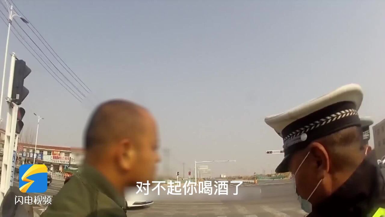 摩托车骑手酒驾被查对交警说:我能先打个电话吗?