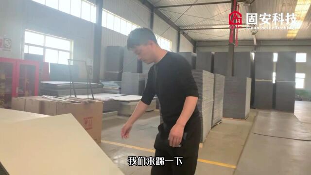 厂家现场测试解答:新型中空塑料建筑模板强度和韧性到底怎么样?