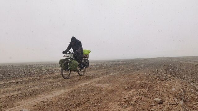 单车穷游西藏,出发申扎县半路遭遇大雪,天气太冷露营卡果村