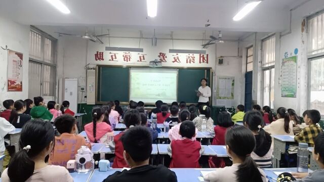 庙下镇中心小学三年级英语Module4 Unit 2 It's a black dog.