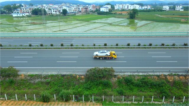 广西的一条高速公路,双向八车道,假期出游不堵了一路坦途