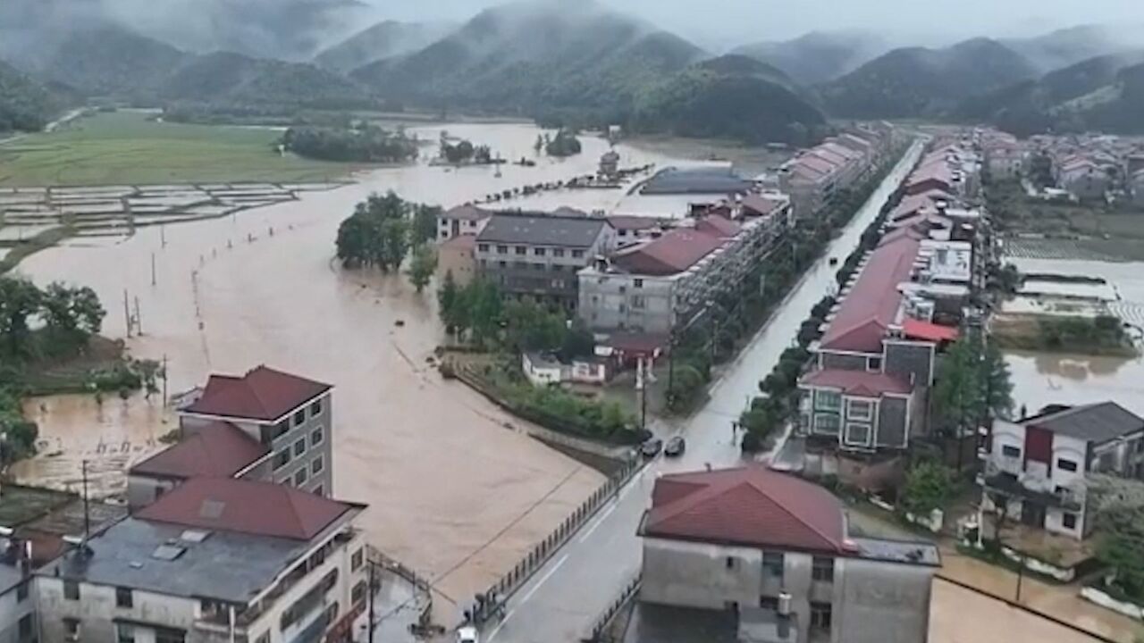 江西遭遇入汛后最强暴雨:积水齐腰淹进民房 航拍城区道路“隐身”