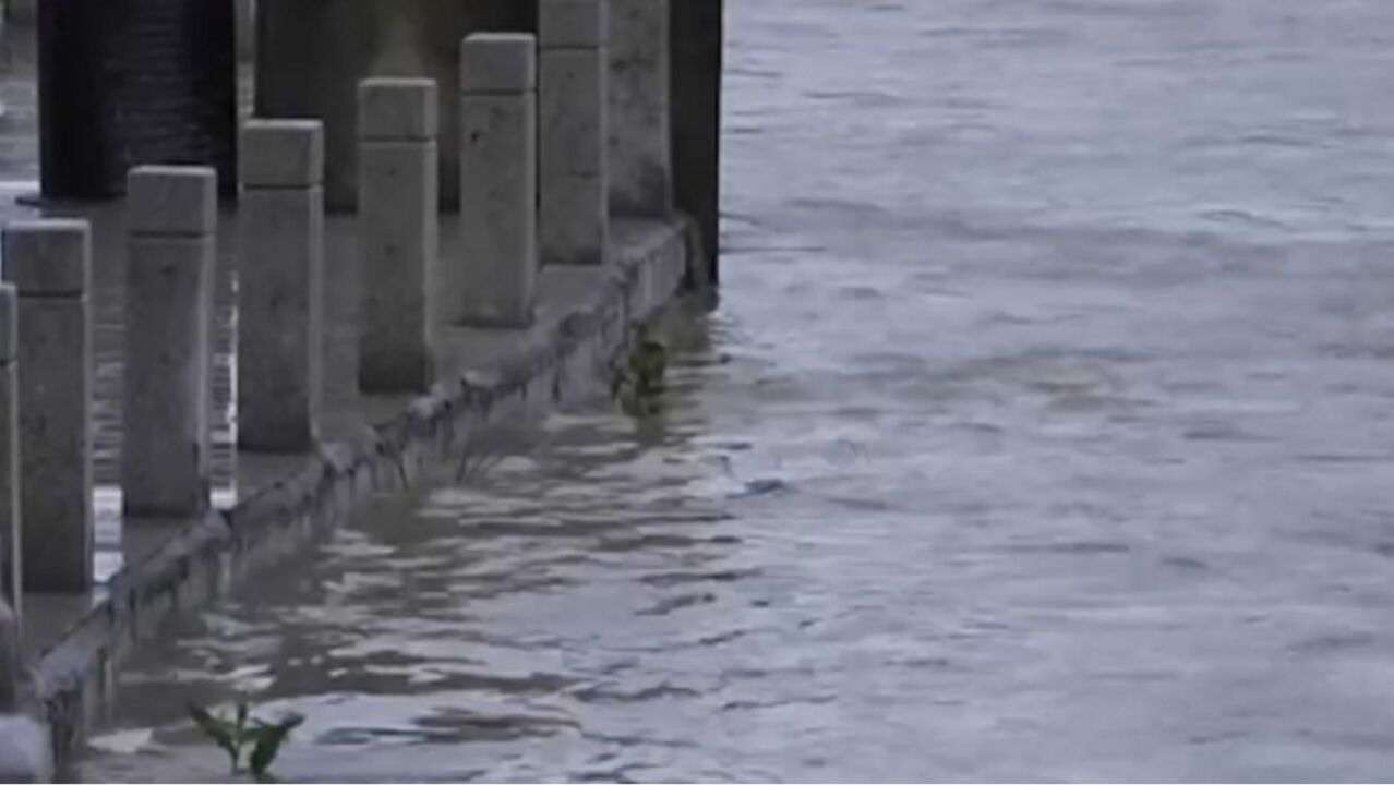 广西富川强降雨致富江河水位上涨,接近警戒线