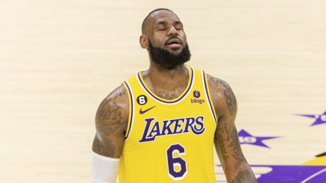 詹姆斯：我只是不确定是否会在秋天新赛季开始的时候回来！名记Shams：我认为詹姆斯还能再打两年