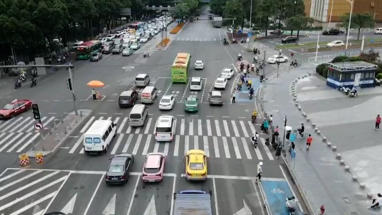 广州大道南增设“引导式直行待行区”,市民点赞秩序改善