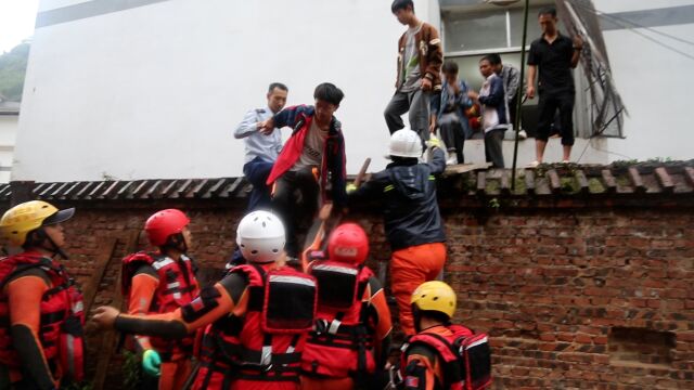 视频丨云南彝良强降雨引发山洪,消防救援支队紧急转移被困群众