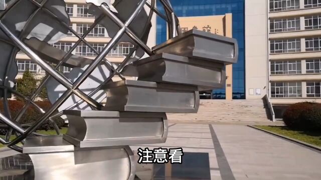 学校吉祥物蚕宝宝被学生叫成“大脑蚕”,校长都被气疯了