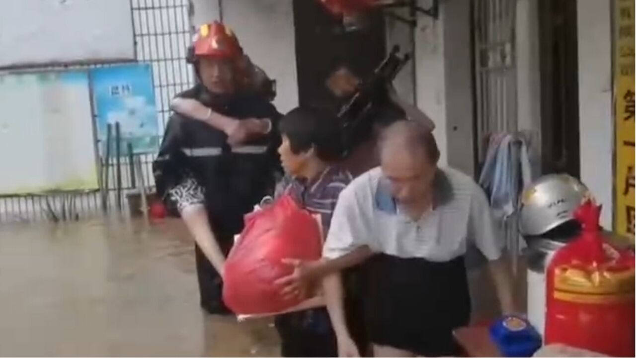 福建泉州短时强降雨致人员被困,消防紧急救援