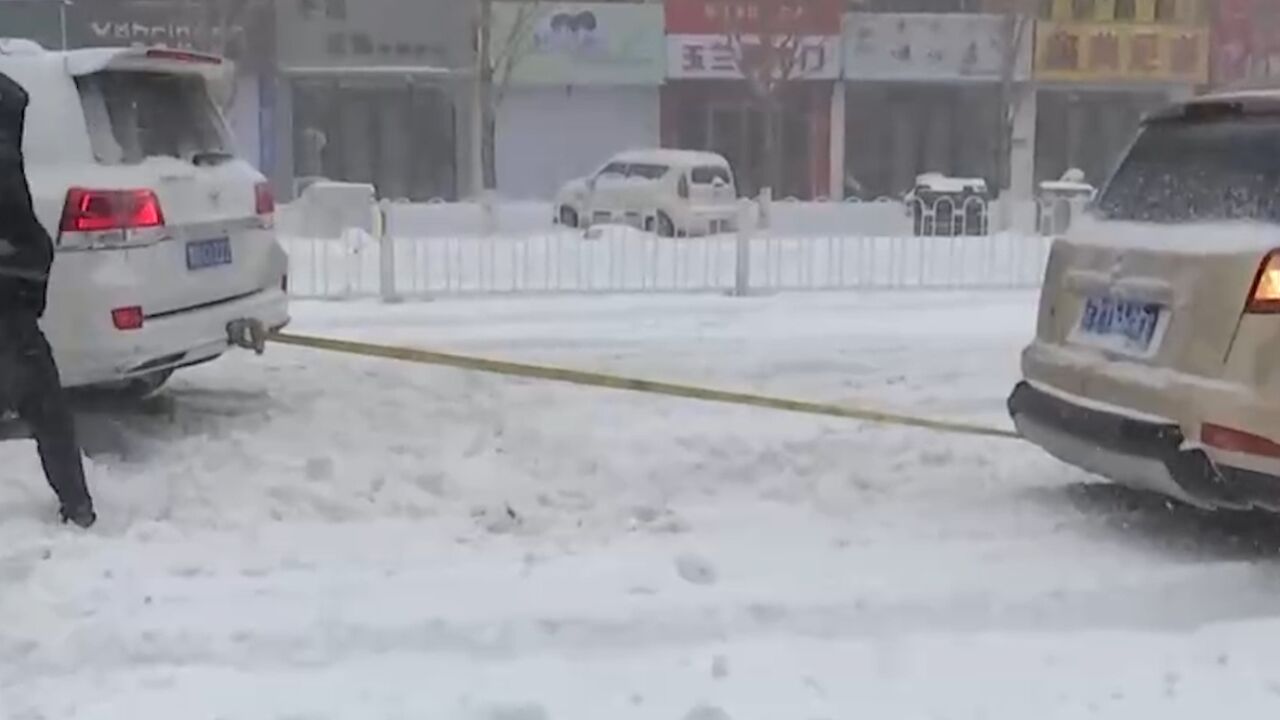 内蒙古,通辽降雪致车辆人员被困,多方紧急救援