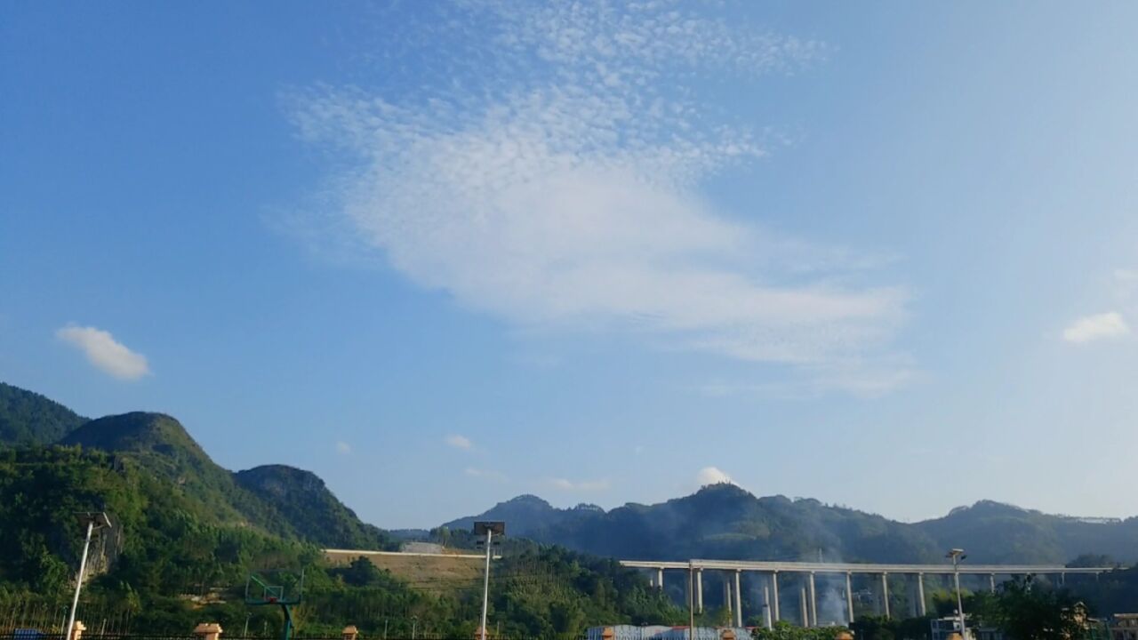 七彩云南驻足仰望八桂大地九霄云天天际蔚蓝 广西百色市田间巍巍群山伴蓝天白云辉映成景