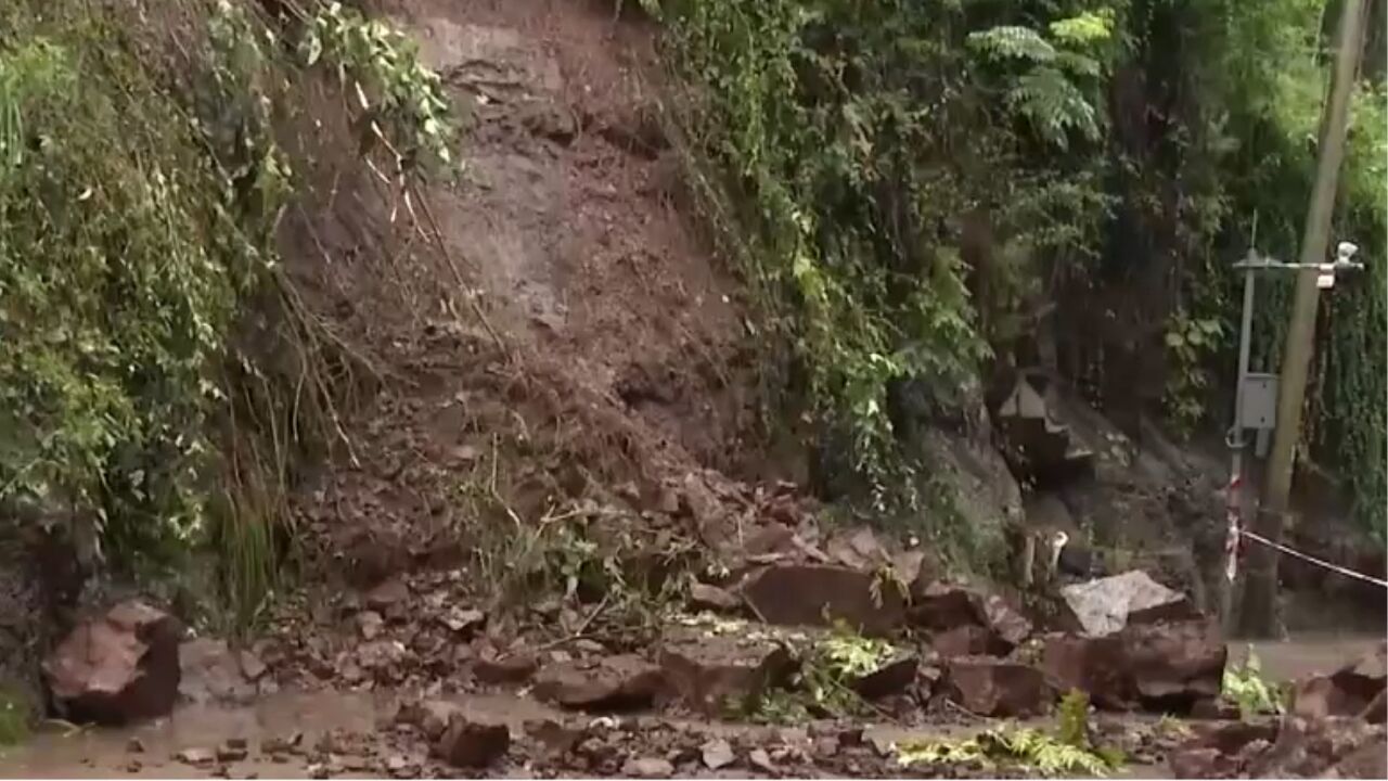 重庆云阳强降雨致山体危岩垮塌,附近村民紧急撤离