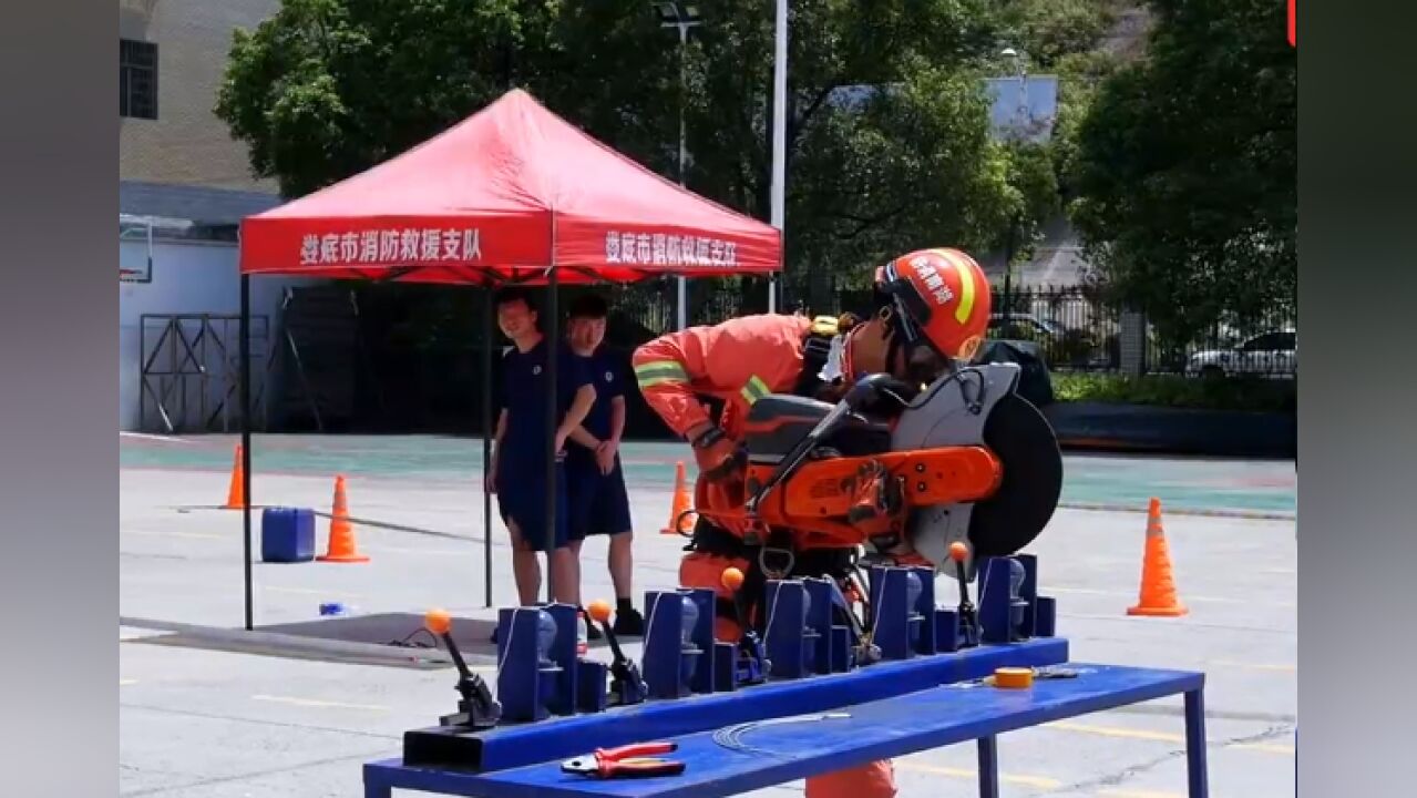 红视频|电灯泡上切铁丝 液压扩张器夹取乒乓球 看娄底“蓝朋友”丝滑手艺