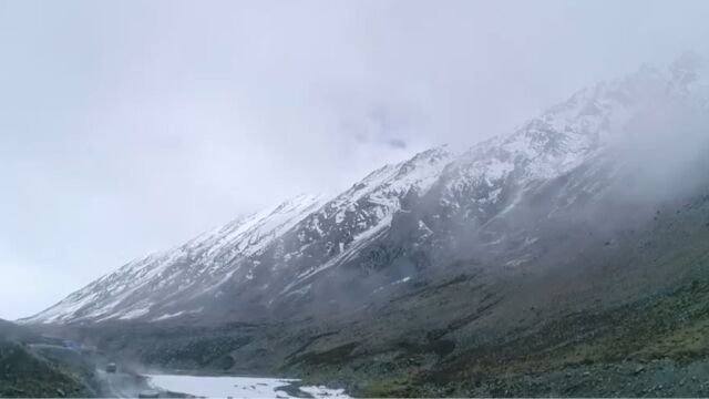 玉麦乡海拔在3500米以上,每年有大半年时间大雪封山,成为出不去进不来的“孤岛”