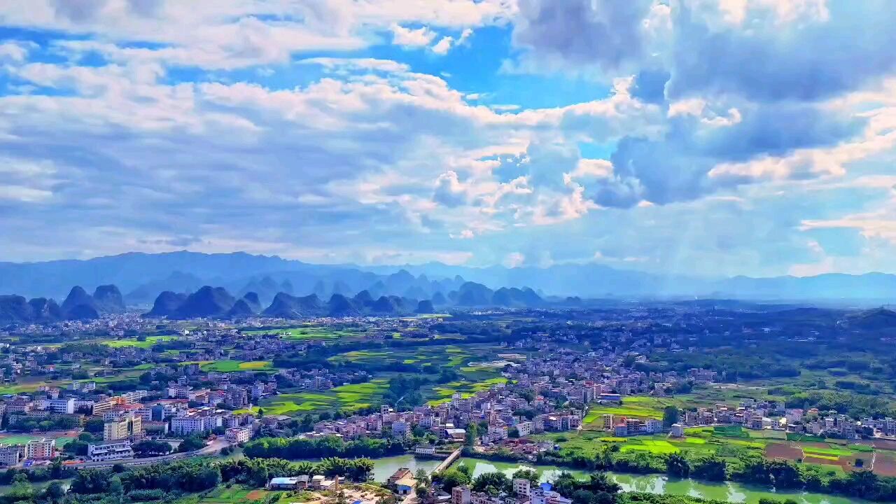 晴空万里层云激荡浩瀚无垠湛蓝天际蔚然壮观 广西贺州风景如画欣然俯瞰千里江山满城景观