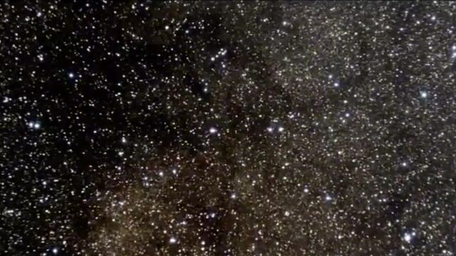 NGC1316碰撞形成的壳状结构,NGC1316位于天炉座,跨度约5万光年,距离我们约6000万光年