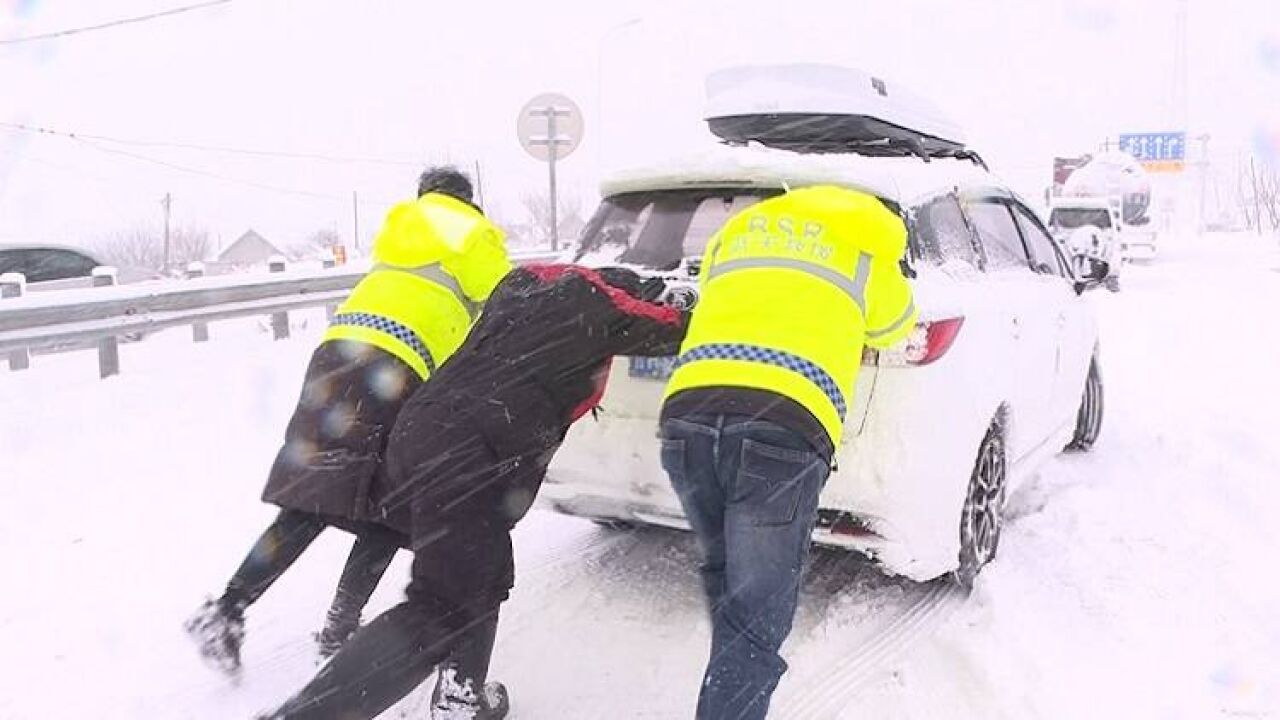 威海文登:降雪天气中的暖心守护 向雪而行暖人心