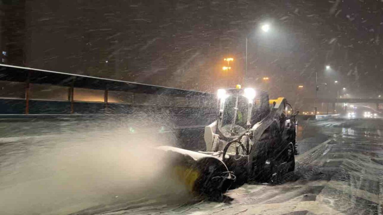 济南市迎来降雪!清雪除冰设备有序作业 保障市民出行安全