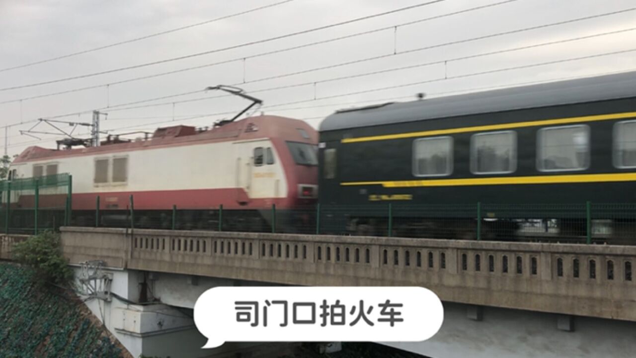 湖北武汉,实拍7615、K121、K1624次列车先后经过司门口铁路桥