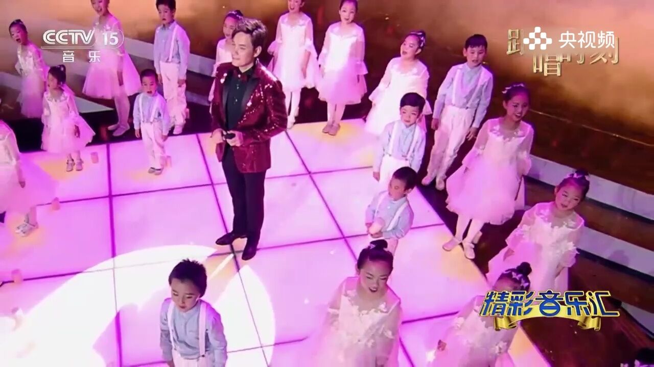 塔斯肯演唱歌曲《奉献》,萌娃可爱的嗓音,心都融化了