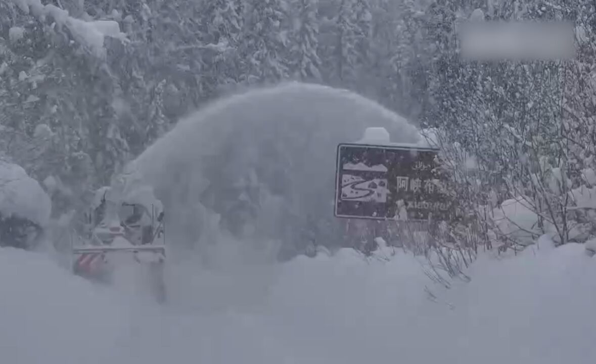 新疆阿勒泰:暴雪致部分游客滞留,景区提供免费食宿