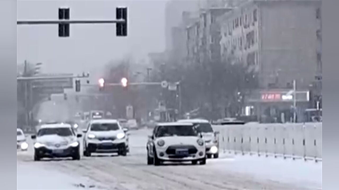 山西太原:降雪持续,重点区域路段循环清雪除冰