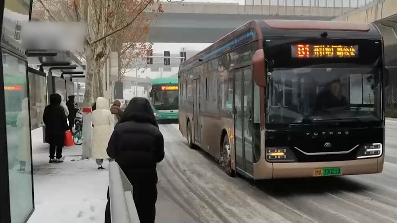 六预警齐发,寒潮天气影响持续,河南郑州:发布暴雪橙色预警,多部门应对保畅通