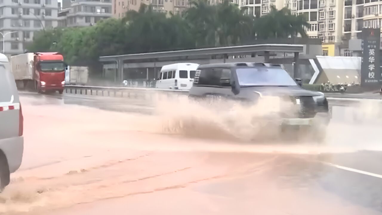 广西钦州市气象台继续发布暴雨红色预警信号