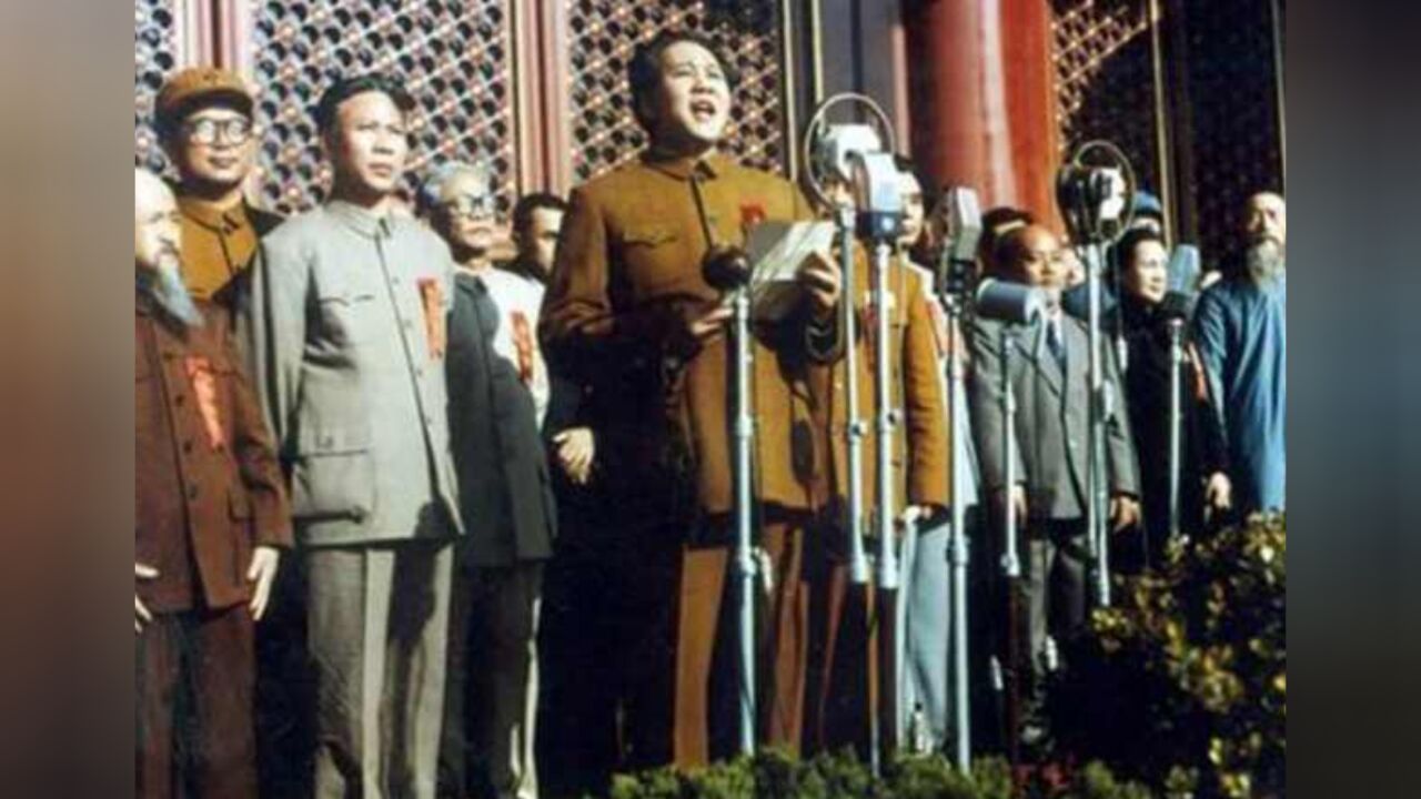 1970年10月1日,国庆阅兵仪式上,一位美国人站在毛主席身旁