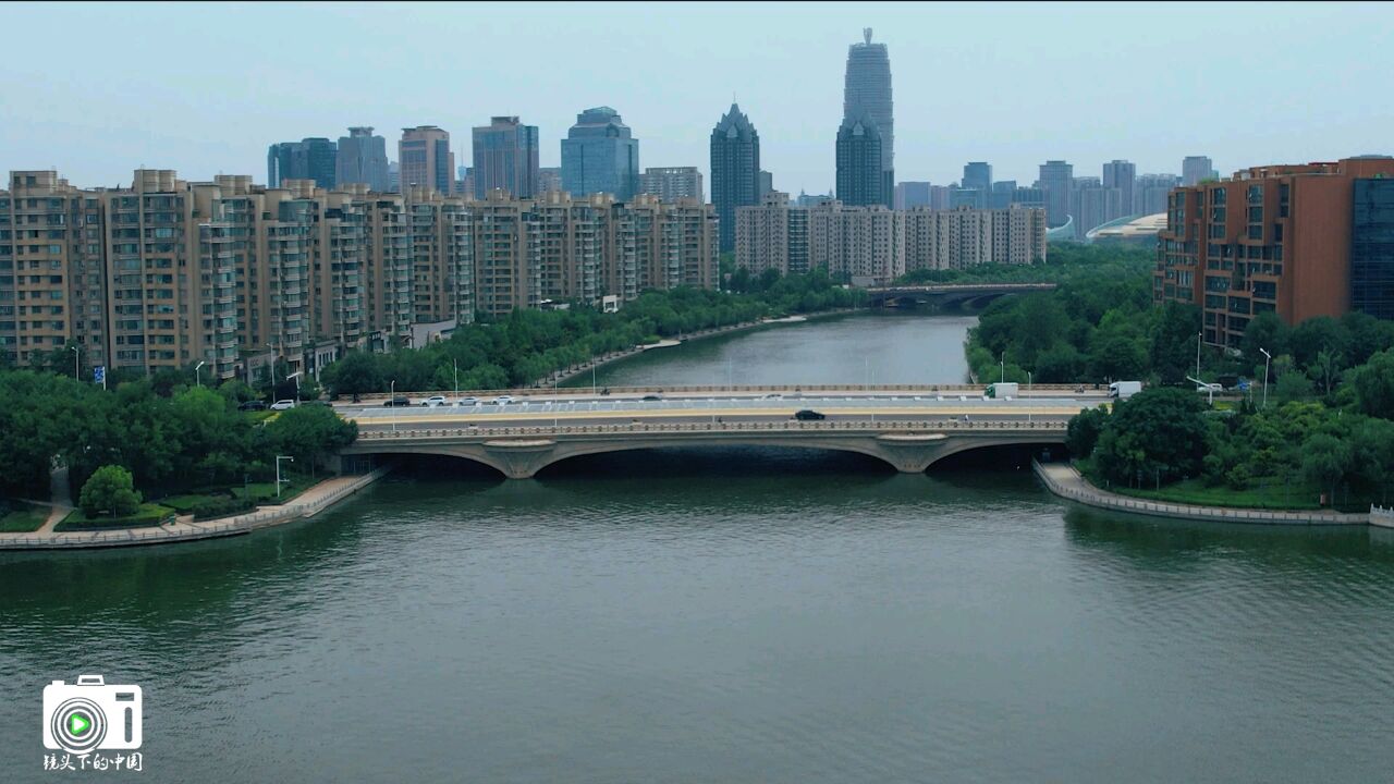 郑州如意河在阳光的照射下,波光粼粼的河面上阳光与水波共同起舞