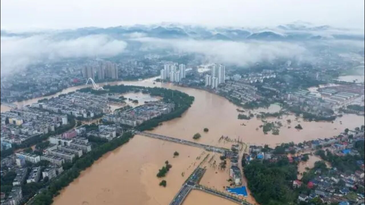 航拍湖南平江抗洪 70年以来最高水位 多地受灾严重