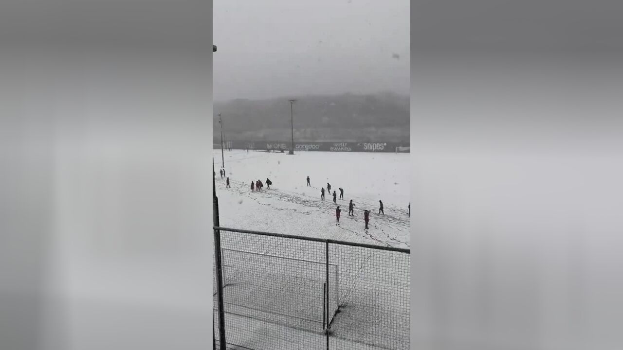 备战图卢兹,巴黎圣日耳曼今日在雪中训练