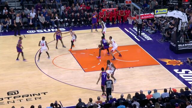 内线间展开较量 艾顿背打武切维奇转身勾手命中