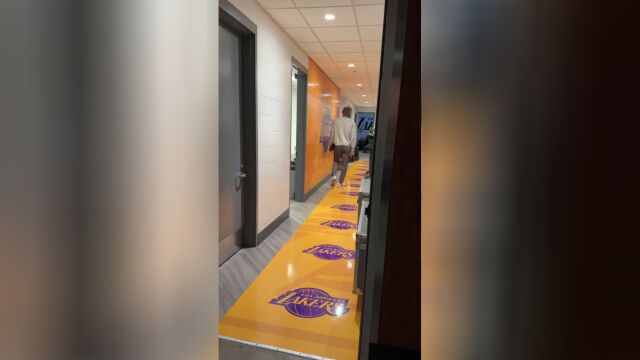 大战一触即发 詹皇帅气入场约老师赛前热身