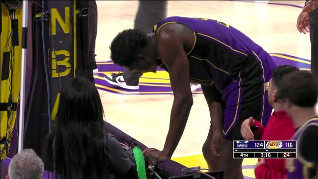 太揪心！布莱恩特被切球过程中关节扭到受伤离场