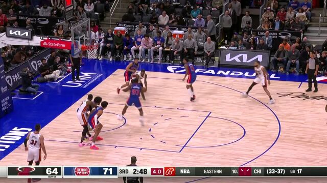 中流砥柱！巴特勒篮下面对包夹强起打进2+1
