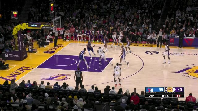 谁还不会个扣篮了 马克西篮下吃饼双手暴扣