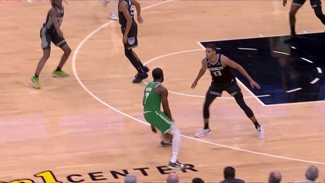 怀特胸有成竹送出妙传 塔图姆空切进场双臂暴扣