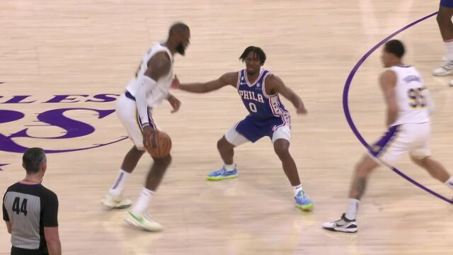 浓眉都忍不住要模仿的程度 詹姆斯再秀华丽转身扣篮终结