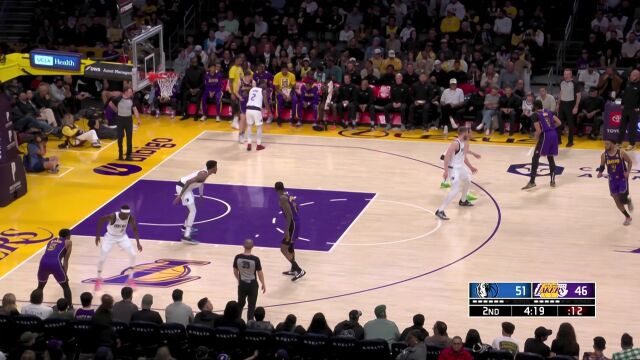 以一敌二丝毫不惧！浓眉篮下梦幻脚步完美衔接柔和勾手