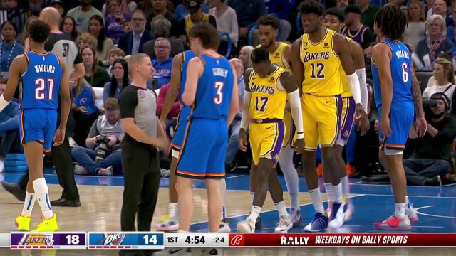 好在没有大碍 施罗德崴脚倒地经检查继续上场