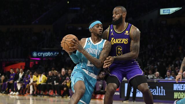 黄蜂134-130湖人 詹姆斯空砍34+8鲍尔23+8+8率队险胜