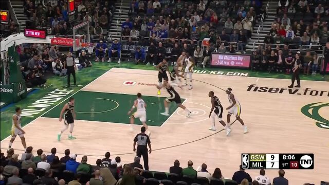 普尔飞身救球拒绝失误 汤普森闲庭信步轻松上篮