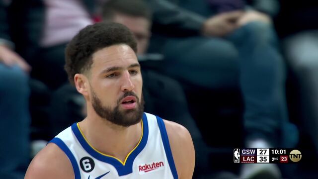 汤普森运筹帷幄击地连线 格林无视两人包夹突破上篮打进