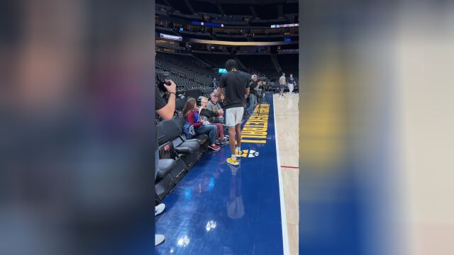 这就是NBA的温度！ 海兰德和主场小球迷温情互动
