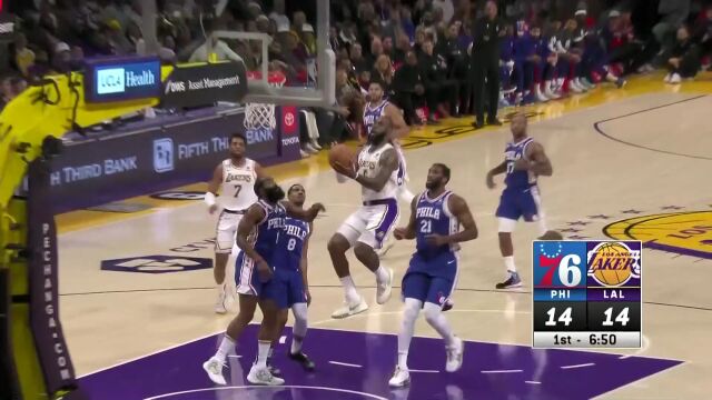 布莱恩特封盖恩比德 詹姆斯信马由缰反击上篮