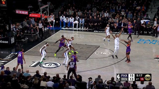 浑身都是假动作 艾顿篮下接球双手暴扣