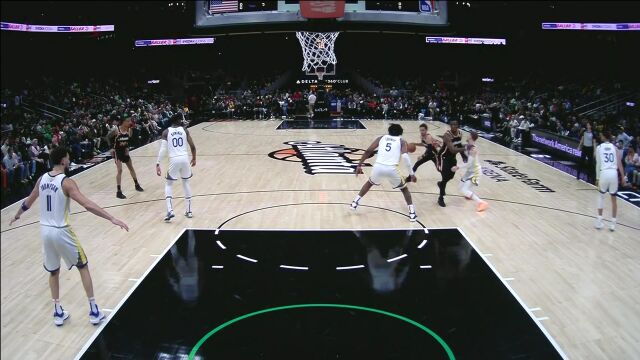 平地起惊雷 特雷杨助飞奥孔古滑翔空接暴扣