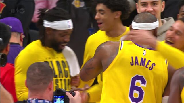 一起开心时刻！贝弗利手机怼脸记录詹姆斯 贾巴尔喝饮料平复心情